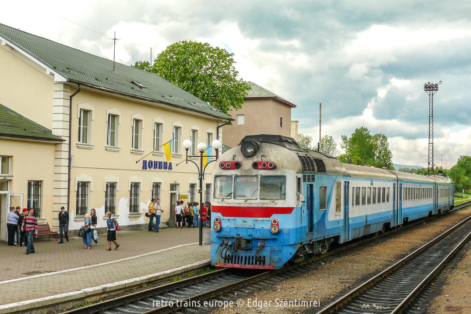 DMU D1 552 of the UŽ Ukrainian Railways at station Dolina
