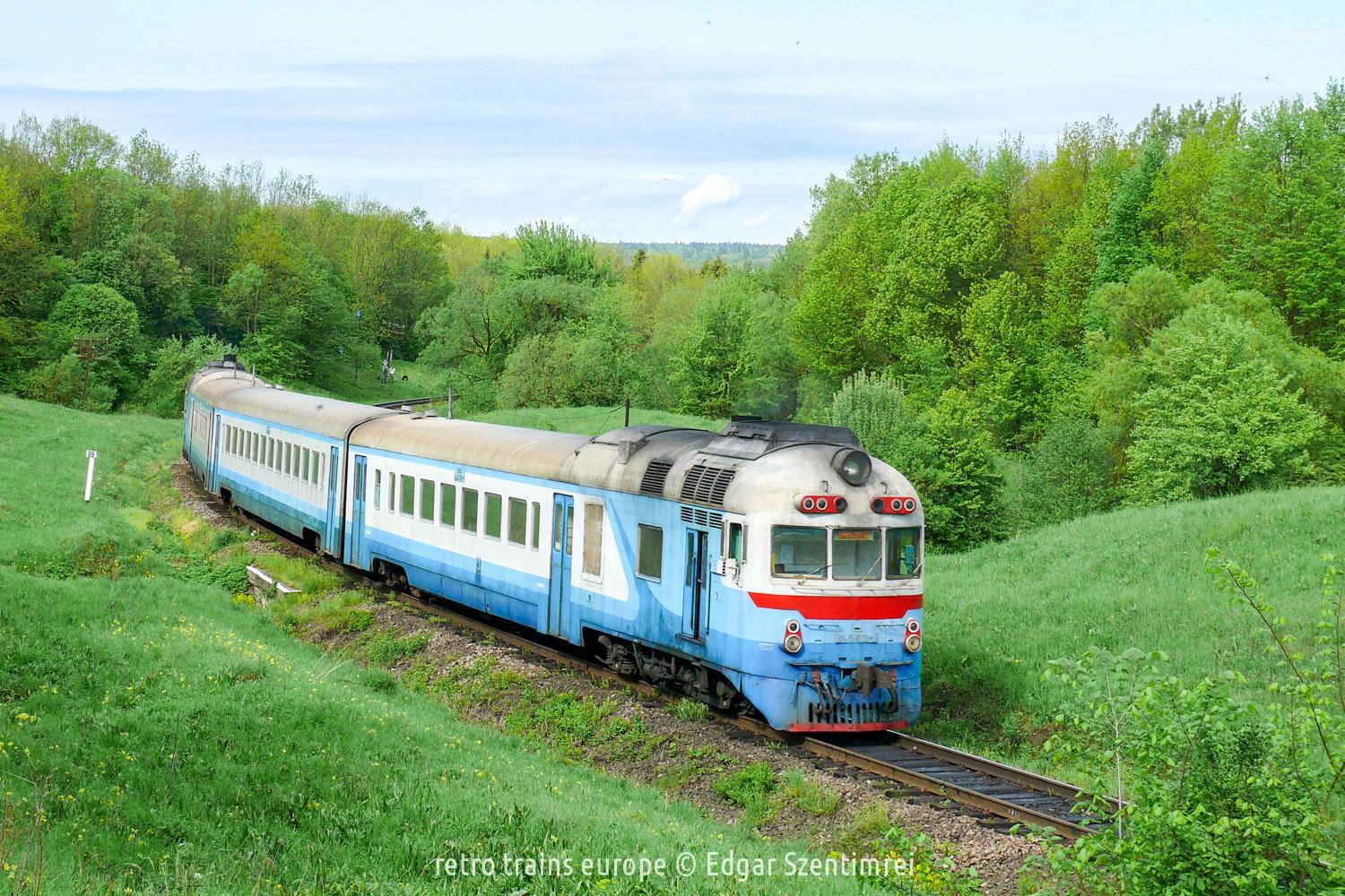 DMU D1 552 of the UŽ Ukrainian Railways between Pavlivka and Tsenzhiv